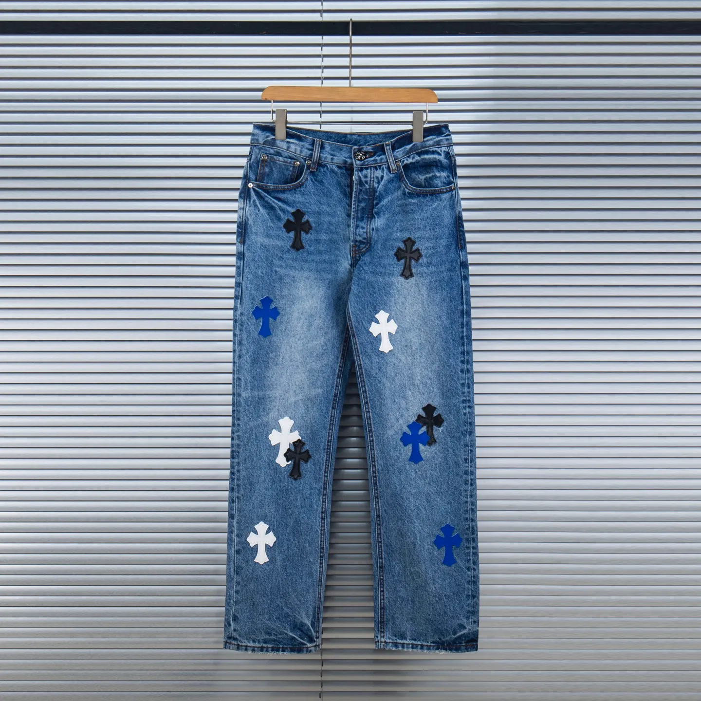 P260 Chrome Hearts Blue Pants Black White Blue Multi-Leather Jeans Top Version Chrome Hearts Jeans with Leather Jeans It is well known that chromehearts jeans use vintage Levis jeans as the base plate for creation. They usually add their own unique silver buckles and silver ornaments, plus leather embellishments. This is what doubles the value of these vintage jeans, because the base plate is Vintage jeans, jeans themselves have become very soft and comfortable after years of baptism, which can be distinguished from ordinary jeans. Regarding the size, you should also refer to the pants data. Style number: 1735# Size: 28 30 32 34 36